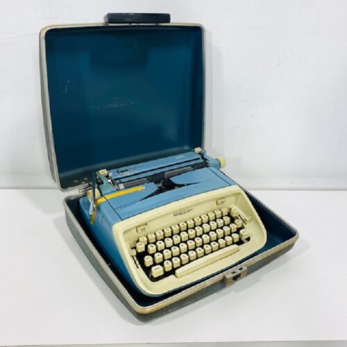 IMG_6917.jpg_vintage_royal_typewriter_prop_ct_nyc